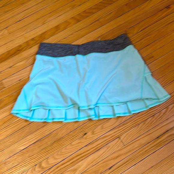 Lululemon running skirt. Size 8 - Picture 1 of 2